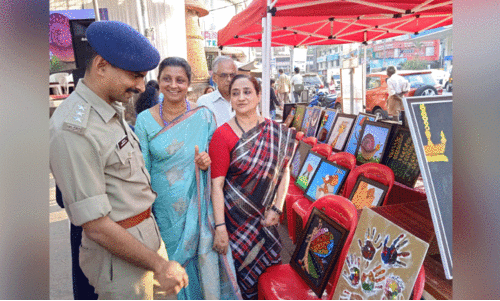 കുട്ടികളുടെ ചിത്ര പ്രദർശനം തലശ്ശേരി എ.എസ്.പി ഷഹിൻ ഷാ കാണുന്നു