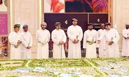 സു​ൽ​ത്താ​ൻ ഹൈ​തം സി​റ്റി പ​ദ്ധ​തി​യു​ടെ ആ​ദ്യ ഘ​ട്ട​ത്തി​ൽ വ​രു​ന്ന വി​ക​സ​ന, പ​ങ്കാ​ളി​ത്ത ക​രാ​റു​ക​ളു​ടെ ഒ​പ്പു​വെ​ക്ക​ൽ ച​ട​ങ്ങി​ൽ​നി​ന്ന്