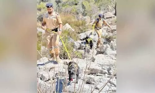 ജ​ബ​ൽ അ​ഖ്ദ​റി​ൽ കാ​ണാ​താ​യ ആ​ൾ​ക്കു​വേ​ണ്ടി സി​വി​ൽ ഡി​ഫ​ൻ​സ്​ ആ​ൻ​ഡ്​ ആം​ബു​ല​ൻ​സ്​ അ​തോ​റി​റ്റി​യു​ടെ നേ​തൃ​ത്വ​ത്തി​ൽ തി​ര​ച്ചി​ൽ ന​ട​ത്തു​ന്നു