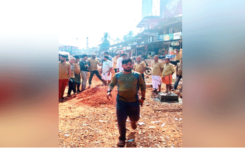 ബ​ദി​യ​ടു​ക്ക ടൗ​ണി​ൽ ഒ​ാട്ടോ സ്റ്റാ​ൻ​ഡ് സ്ഥ​ല​ത്ത് ബ​സ് കാ​ത്തി​രി​പ്പ് കേ​ന്ദ്രം നി​ർ​മാ​ണം ഓ​ട്ടോ തൊ​ഴി​ലാ​ളി​ക​ൾ ത​ട​യു​ന്നു.