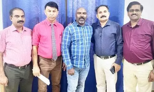 മ​സ്ക​ത്തി​ലെ ഇ​ന്ത്യ​ൻ അം​ബാ​സ​ഡ​ർ അ​മി​ത്​ നാ​ര​ങ്ങി​ന്​ നി​വേ​ദ​നം സ​മ​ർ​പ്പി​ക്കാ​നാ​യി ​ര​ക്ഷി​താ​ക്ക​ൾ എ​ത്തി​യ​പ്പോ​ൾ