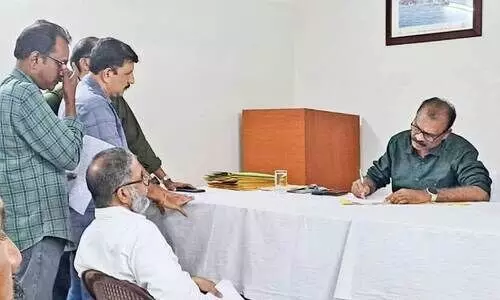 സം​സ്ഥാ​ന വി​വ​രാ​വ​കാ​ശ ക​മീ​ഷ​ണ​ർ ഡോ. ​കെ.​എം. ​ദി​ലീ​പ്​ മ​ല​പ്പു​റം ഗ​വ. ഗെ​സ്​​റ്റ്​ ഹൗ​സി​ൽ പരാതികൾ കേൾക്കുന്നു