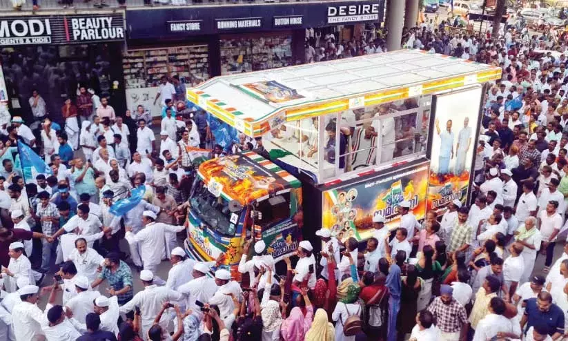 കോ​ൺ​ഗ്ര​സ് സ​മ​രാ​ഗ്നി ജാ​ഥ​ക്ക്  അ​രീ​ക്കോ​ട്ട് ന​ൽ​കി​യ സ്വീ​ക​ര​ണ​ത്തി​ൽ നി​ന്ന്