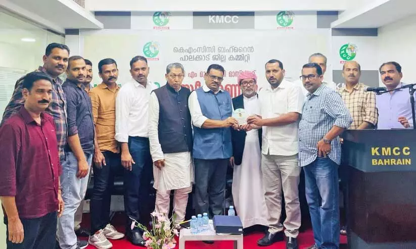 ഹ്ര​സ്വ സ​ന്ദ​ർ​ശ​നാ​ർ​ഥം ബ​ഹ്‌​റൈ​നി​ലെ​ത്തി​യ വി.​എം. മു​ഹ​മ്മ​ദ​ലി മാ​സ്റ്റ​ർ​ക്ക് കെ.​എം.​സി.​സി പാ​ല​ക്കാ​ട്‌ ജി​ല്ല ക​മ്മി​റ്റി​യു​ടെ സ്നേ​ഹാ​ദ​രം കൈ​മാ​റു​ന്നു