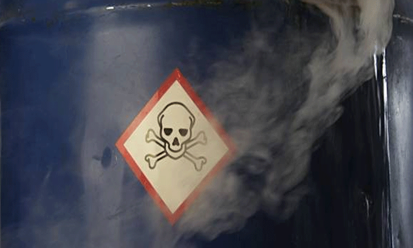 മാലിന്യക്കുപ്പികൾ പൊട്ടി വിഷവാതകം; വിദ്യാർഥികൾക്ക് അസ്വസ്ഥത മാലിന്യക്കുപ്പികൾ പൊട്ടി വിഷവാതകം; വിദ്യാർഥികൾക്ക് അസ്വസ്ഥത