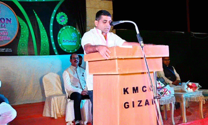 കെ.​എം.​സി.​സി ജി​സാ​ൻ ക​മ്മി​റ്റി മു​പ്പ​താം വാ​ർ​ഷി​കാ​ഘോ​ഷ സ​മാ​പ​ന സ​മ്മേ​ള​ത്തി​ൽ അ​ഡ്വ. ഷി​ബു മീ​രാ​ൻ മു​ഖ്യ​പ്ര​ഭാ​ഷ​ണം ന​ട​ത്തു​ന്നു