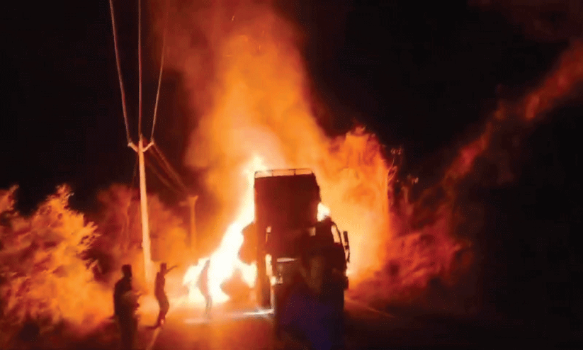 ഓ​ടു​ന്ന വൈ​ക്കോ​ൽ ലോ​റി​ക്ക് തീ​പി​ടി​ച്ചു