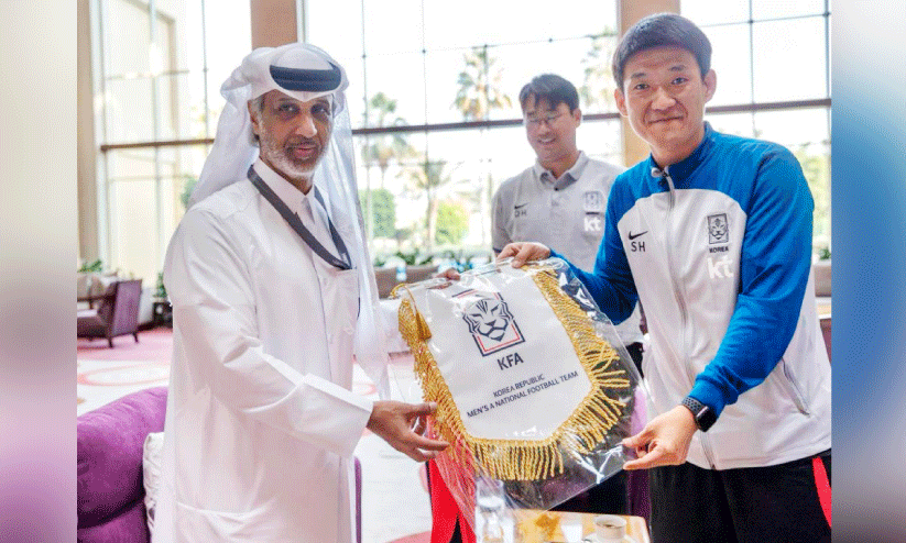 കായിക യുവജനകാര്യ മന്ത്രി ശൈഖ് ഹമദ് ബിൻ ഖലീഫ ബിൻ അഹ്മദ് ആൽഥാനി ഏഷ്യൻ കപ്പിനെത്തിയ കൊറിയൻ ടീമിനൊപ്പം കായിക യുവജനകാര്യ മന്ത്രി ശൈഖ് ഹമദ് ബിൻ ഖലീഫ ബിൻ അഹ്മദ് ആൽഥാനി ഏഷ്യൻ കപ്പിനെത്തിയ കൊറിയൻ ടീമിനൊപ്പം