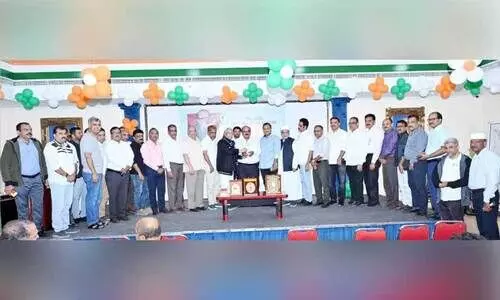 അ​ഷ്‌​റ​ഫ് പ​ള്ളി​ക്ക​ണ്ട​ത്തി​ന് യു.​എ.​ഇ കെ.​എം.​സി.​സി ന​ൽ​കി​യ യാ​ത്ര​യ​യ​പ്പ്