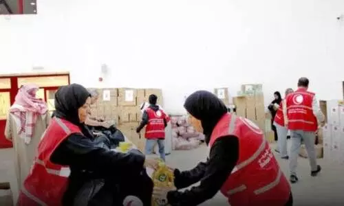 കാ​മ്പ​യി​നി​നാ​യി ഭ​ക്ഷ​ണ​വ​സ്തു​ക്ക​ൾ പാ​ക്ക് ചെ​യ്യു​ന്ന ബി.​ആ​ർ.​സി.​എ​സ് വ​ള​ന്‍റി​യ​ർമാർ