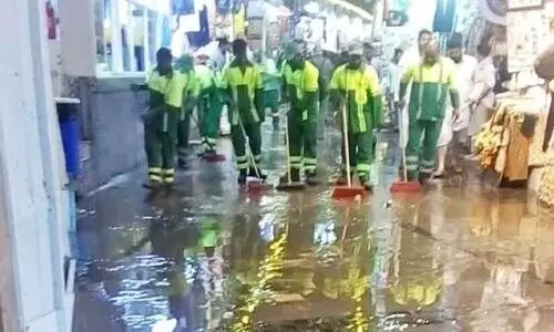 പൈ​പ്പ്​ പൊ​ട്ടി മ​ത്ര സൂ​ഖി​ലൂ​ടെ ഒ​ഴു​കി​യ വെ​ള്ളം മു​നി​സി​പ്പാ​ലി​റ്റി ജീ​വ​ന​ക്കാ​ർ ശു​ചീ​ക​രി​ക്കു​ന്നു