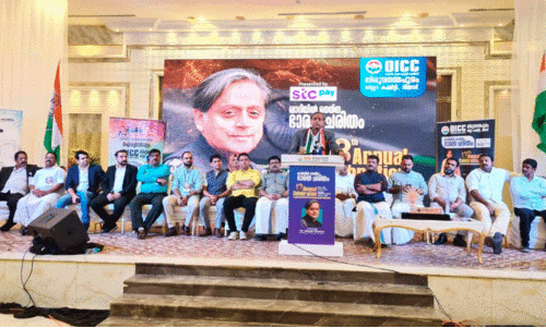 ശ​ശി ത​രൂ​ർ റി​യാ​ദ്​ ഒ.​ഐ.​സി.​സി തി​രു​വ​ന​ന്ത​പു​രം ജി​ല്ലക​മ്മി​റ്റി സം​ഘ​ടി​പ്പി​ച്ച പ​രി​പാ​ടി​യി​ൽ സം​സാ​രി​ക്കു​ന്നു