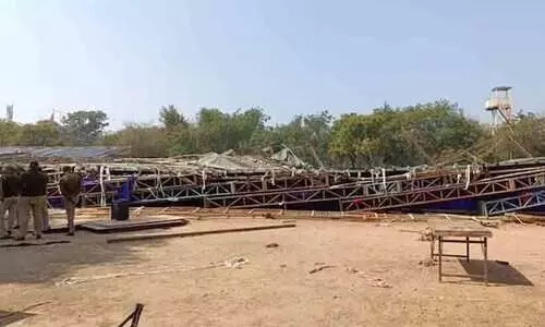 ജവഹർലാൽ നെഹ്റു സ്റ്റേഡിയത്തിലെ സ്റ്റേജ് തകർന്ന് എട്ടുപേർക്ക് പരിക്ക്