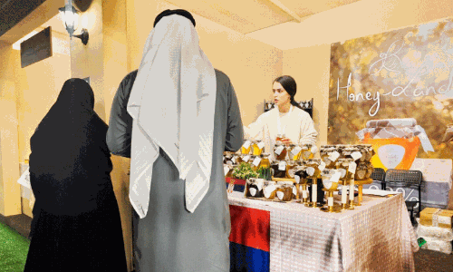 സൂ​ഖ് വാ​ഖി​ഫി​ലെ തേ​ൻ പ്ര​ദ​ർ​ശ​ന​ത്തി​ൽ​നി​ന്ന്