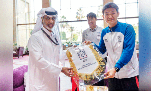 കാ​യി​ക യു​വ​ജ​ന​കാ​ര്യ മ​ന്ത്രി ശൈ​ഖ് ഹ​മ​ദ് ബി​ൻ ഖ​ലീ​ഫ ബി​ൻ അ​ഹ്മ​ദ് ആ​ൽ​ഥാ​നി ഏ​ഷ്യ​ൻ ക​പ്പി​നെ​ത്തി​യ കൊ​റി​യ​ൻ ടീ​മി​നൊ​പ്പം