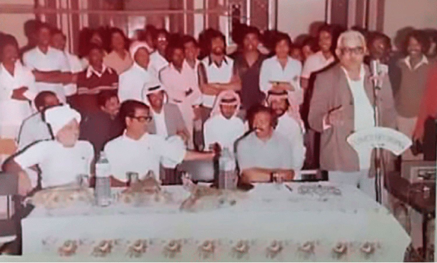 1984ല്‍ ​ഇ കെ ​നാ​യ​നാ​ര്‍ അ​ല്‍ഐ​നി​ല്‍ പൊ​തു സ​മ്മേ​ള​ന​ത്തി​ല്‍ സം​സാ​രി​ക്കു​ന്നു. എം.​വി രാ​ഘ​വ​ന്‍,  എ.​വി അ​ബ്ദു​ർ​റ​ഹി​മാ​ന്‍ ഹാ​ജി എ​ന്നി​വ​ര്‍ വേ​ദി​യി​ല്‍