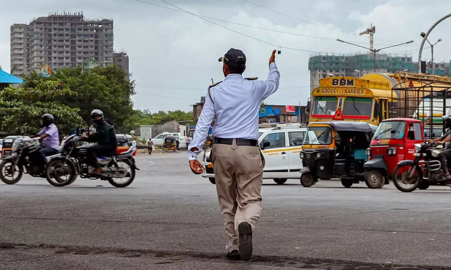 കൈക്കൂലി വൈറൽ; 40 ട്രാഫിക് പൊലീസുകാർക്ക് സ്ഥലം മാറ്റം