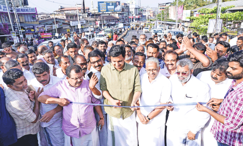 തിരൂർ സിറ്റി ജങ്ഷൻ റെയിൽവേ മേൽപ്പാലം നാടിന് സമർപ്പിച്ചു തിരൂർ സിറ്റി ജങ്ഷൻ റെയിൽവേ മേൽപ്പാലം നാടിന് സമർപ്പിച്ചു