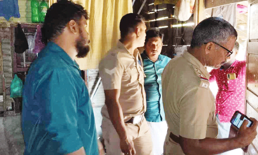 പൊ​ലീ​സ് പ​രി​ശോ​ധ​ന ന​ട​ത്തു​ന്നു