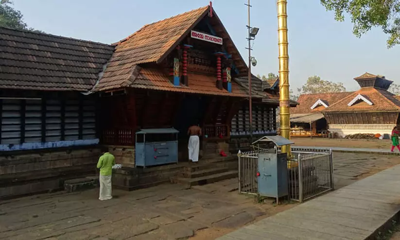 അങ്ങാടിപ്പുറം ക്ഷേത്രത്തിൽ യുവാവിന്റെ പരാക്രമം; തിരുവാഭരണം എടുത്തെറിഞ്ഞു അങ്ങാടിപ്പുറം ക്ഷേത്രത്തിൽ യുവാവിന്റെ പരാക്രമം; തിരുവാഭരണം എടുത്തെറിഞ്ഞു