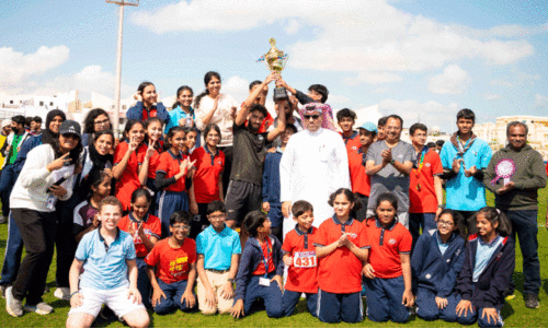 പൊ​ഡാ​ർ പേ​ൾ സ്കൂ​ൾ കാ​യി​ക ദി​ന പ​രി​പാ​ടി​ക​ളി​ലെ  വി​ജ​യി​ക​ൾ​ക്ക് ട്രോ​ഫി സ​മ്മാ​നി​ക്കു​ന്നു