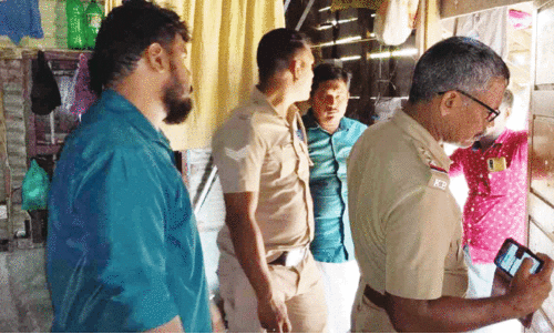 പൊ​ലീ​സ് പ​രി​ശോ​ധ​ന ന​ട​ത്തു​ന്നു