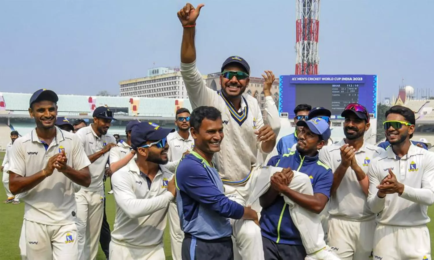 മനോജ് തിവാരി ക്രിക്കറ്റ് മതിയാക്കി; ക്രീസിലെ മന്ത്രിക്ക് സഹതാരങ്ങളുടെ യാത്രയയപ്പ്