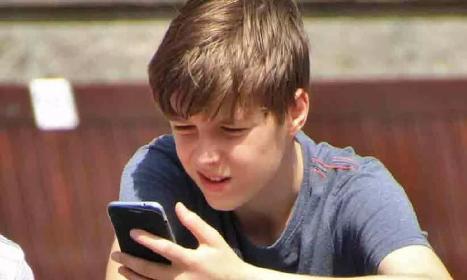 സ്കൂളുകളിൽ മൊബൈൽ ഫോണുകൾക്ക് സമ്പൂർണ നിരോധനമേർപ്പെടുത്താൻ ഈ രാജ്യം....