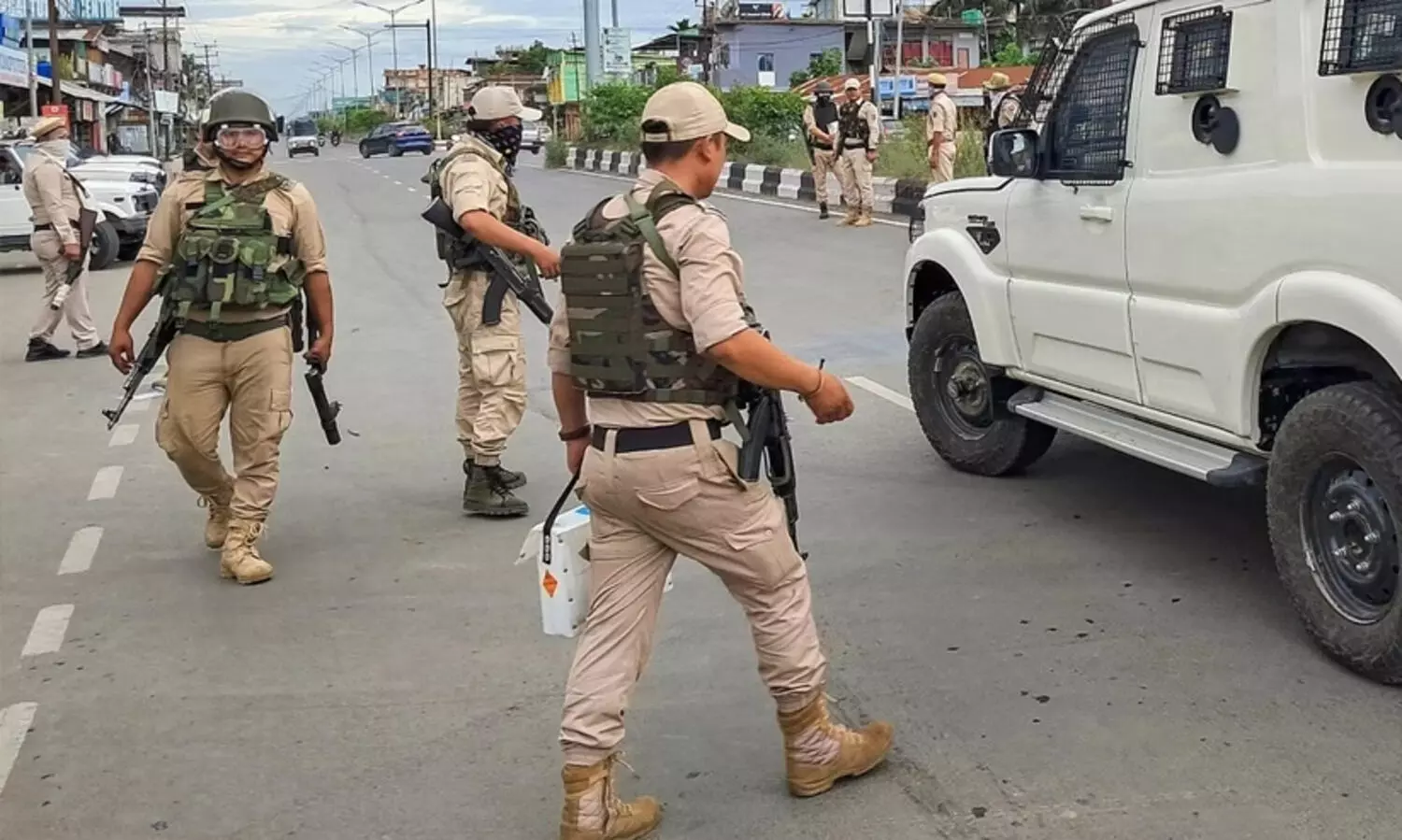 മണിപ്പൂരിൽ പൊലീസുകാരന്റെ സസ്പെൻഷൻ: സർക്കാർ ജീവനക്കാർ ജോലി ബഹിഷ്‍കരിച്ചു