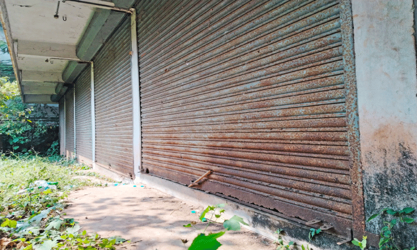 ലൈബ്രറി കെട്ടിടത്തിലെ കടമുറികൾ നശിക്കുന്നു