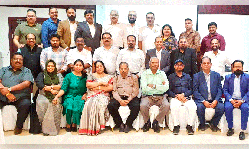 ഡ​ബ്ല്യു.​എം.​സി സം​ഘ​ടി​പ്പി​ച്ച ബി​സി​ന​സ്​ സെ​മി​നാ​റി​ൽ പ​​ങ്കെ​ടു​ക്കു​ന്ന​വ​ർ