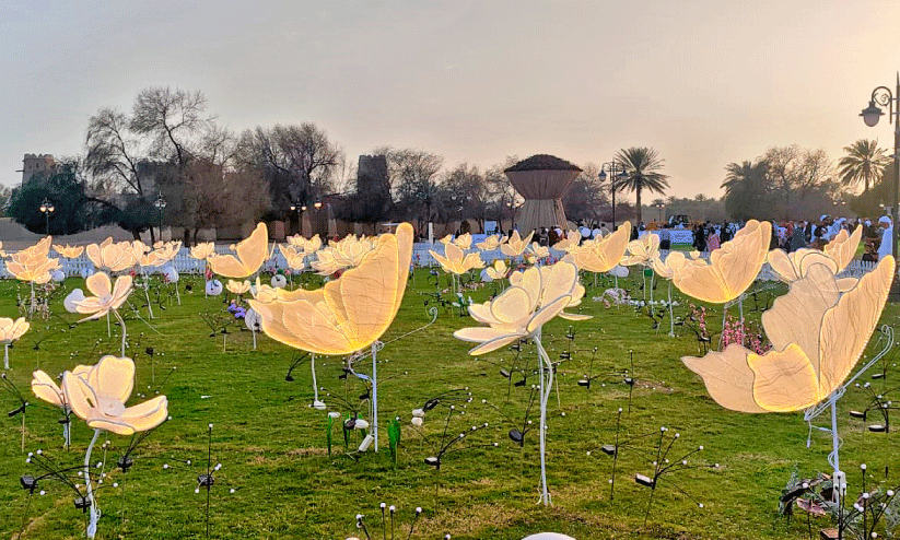 അ​ൽ​ഐ​ൻ ജാ​ഹി​ലി പാ​ർ​ക്കി​ൽ ഒ​രു​ക്കി​യി​രി​ക്കു​ന്ന ഇ​ല​ക്​​ട്രോ​ണി​ക്​ പു​ഷ്പ​ങ്ങ​ൾ