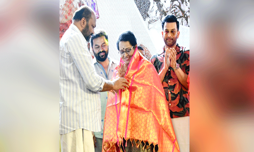 മല്ലികാ സുകുമാരന്റ സിനിമ ജീവിതത്തിലെ 50 വർഷം ആഘോഷിച്ച് തലസ്ഥാനം മല്ലികാ സുകുമാരന്റ സിനിമ ജീവിതത്തിലെ 50 വർഷം ആഘോഷിച്ച് തലസ്ഥാനം