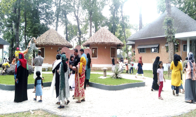 സഞ്ചാരികള്ക്ക് പ്രിയങ്കരമായി കുളത്തൂപ്പുഴ വനം മ്യൂസിയം സഞ്ചാരികള്ക്ക് പ്രിയങ്കരമായി കുളത്തൂപ്പുഴ വനം മ്യൂസിയം