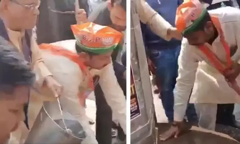 രാഹുൽ ഗാന്ധി പ്രസംഗിച്ച സ്ഥലം ഗംഗാജലം കൊണ്ട് കഴുകി ബി.ജെ.പി പ്രവർത്തകർ രാഹുൽ ഗാന്ധി പ്രസംഗിച്ച സ്ഥലം ഗംഗാജലം കൊണ്ട് കഴുകി ബി.ജെ.പി പ്രവർത്തകർ