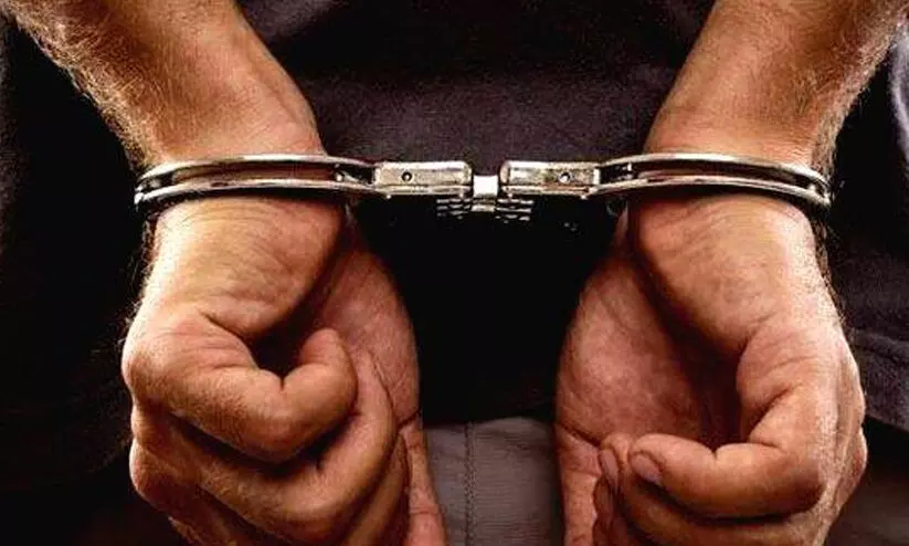 വഞ്ചിയൂർ കോടതി വളപ്പിൽ കൊലക്കേസ് പ്രതികൾ തമ്മിൽ തല്ലി വഞ്ചിയൂർ കോടതി വളപ്പിൽ കൊലക്കേസ് പ്രതികൾ തമ്മിൽ തല്ലി