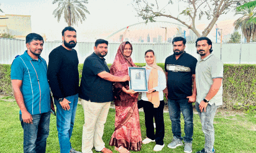 യു.​എ.​ഇ​യി​ലെ​ത്തി​യ ഫാ​ത്തി​മ ടീ​ച്ച​ർ​ക്ക് ശി​ഷ്യ​ർ ന​ൽ​കി​യ  സ്വീ​ക​ര​ണം