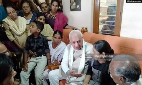 ആശ്വാസ വാക്കുമായി ഗ​വ​ർ​ണ​ർ; വ​ന്യ​മൃ​ഗ ആക്രമണത്തിൽ കൊല്ലപ്പെട്ടവരുടെ വീടുകൾ സന്ദർശിക്കുന്നു