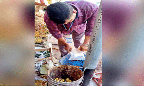 നിരോധിത പ്ലാസ്റ്റിക്കും പഴകിയ ഭക്ഷണങ്ങളും പിടിച്ചെടുത്തു