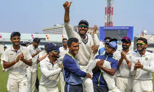 മനോജ് തിവാരി ക്രിക്കറ്റ് മതിയാക്കി; ക്രീസിലെ മന്ത്രിക്ക് സഹതാരങ്ങളുടെ യാത്രയയപ്പ്