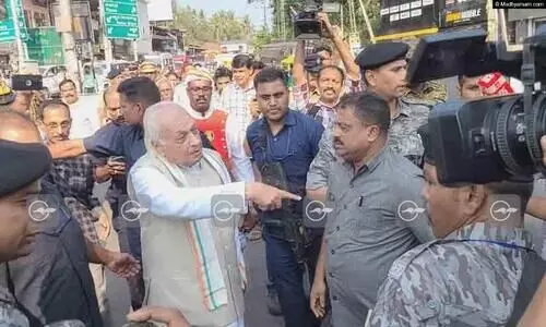 മട്ടന്നൂരിൽ എസ്.എഫ്.ഐയുടെ കരി​ങ്കൊടി പ്രതിഷേധം; റോഡിലിറങ്ങി ഗവർണർ