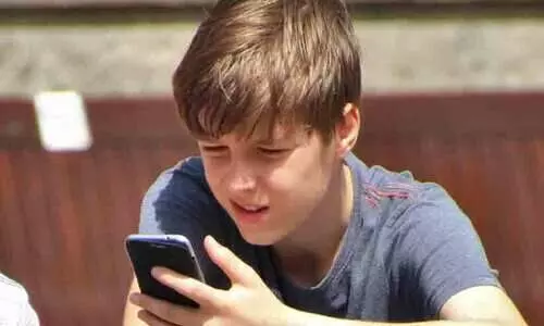 സ്കൂളുകളിൽ മൊബൈൽ ഫോണുകൾക്ക് സമ്പൂർണ നിരോധനമേർപ്പെടുത്താൻ ഈ രാജ്യം....