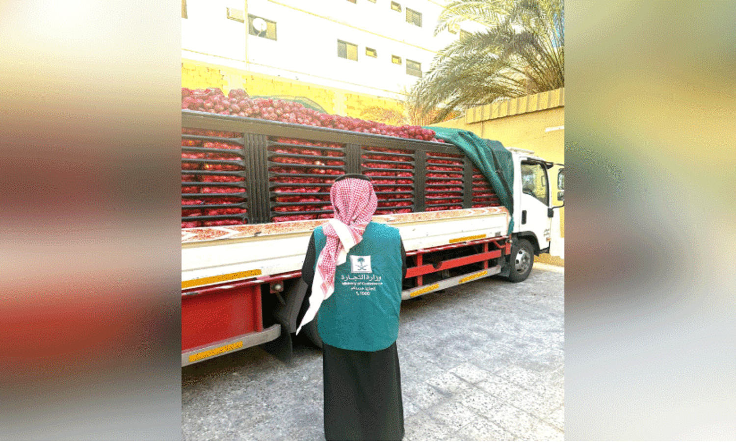 വി​പ​ണി​യി​ൽ ദൗ​ർ​ല​ഭ്യം; പൂ​ഴ്​​ത്തി​വെ​ച്ച മൂ​ന്ന്​ ട​ൺ സ​വാ​ള പി​ടി​കൂ​ടി