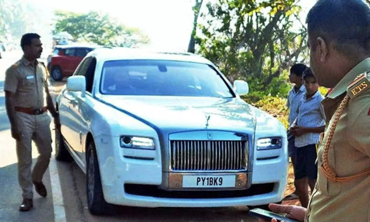 റോൾസ്​ റോയ്​സിന്​ 12 ലക്ഷം പിഴയിട്ട്​ കേരള എം.വി.ഡി; കാരണം ഇതാണ്​