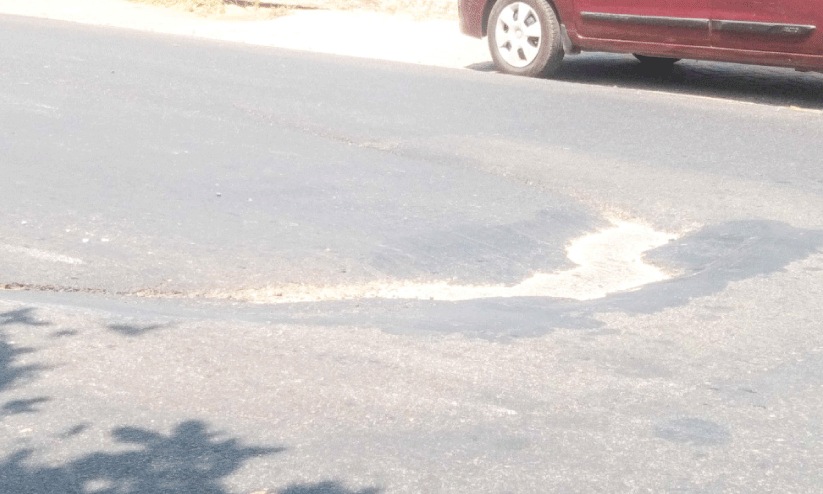 അപകട ഭീഷണിയായി പാലക്കാട്ടുതാഴം പാലത്തിലെ കുഴികള് അപകട ഭീഷണിയായി പാലക്കാട്ടുതാഴം പാലത്തിലെ കുഴികള്