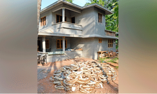 കരിനിഴലിൽ വീണ്ടും സി.പി.എം