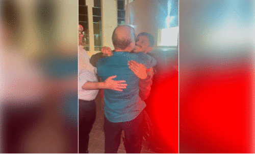 ഫെ​ലി​ക്സ്​ ജെ​ബി​യെ കെ​ട്ടി​പ്പി​ടി​ക്കു​ന്ന  പി​താ​വ്​ ജെ​ബി തോ​മ​സ്​