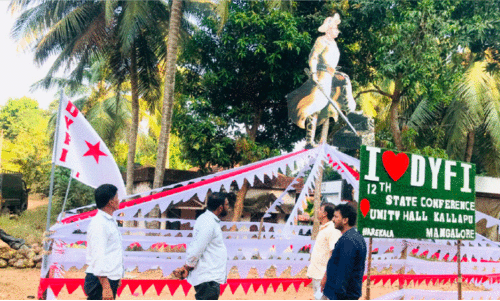 ടിപ്പുവിന്റെ കട്ടൗട്ട് മാറ്റണമെന്ന്  പൊലീസ്; സാധ്യമല്ലെന്ന് ഡി.വൈ.എഫ്.ഐ