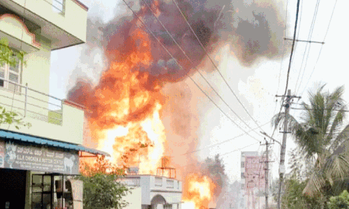 സു​ഗ​ന്ധ​ദ്ര​വ്യ ഗോ​ഡൗ​ണി​ൽ തീ​പി​ടി​ത്തം; ഉ​ട​മ​യു​ൾ​പ്പെ​ടെ മൂ​ന്നു​മ​ര​ണം