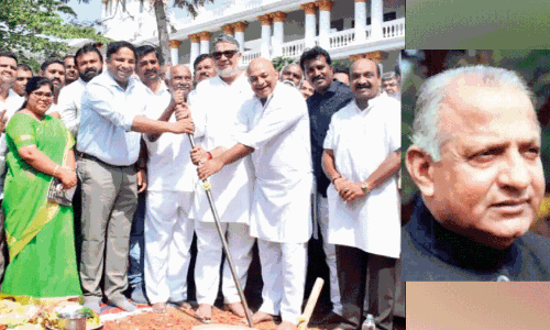 മൈ​സൂ​രു ക​ല​ക്ട​റേ​റ്റി​ൽ  മു​ൻ മു​ഖ്യ​മ​ന്ത്രി ദേ​വ​രാ​ജ്  അ​ർ​സി​ന്റെ പ്ര​തി​മ സ്ഥാ​പി​ക്കു​ന്നു